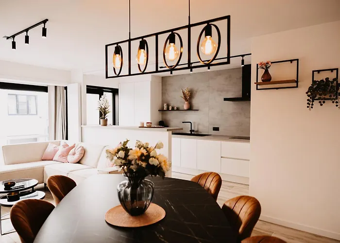 Centre Bayview + Free Parking Apartment