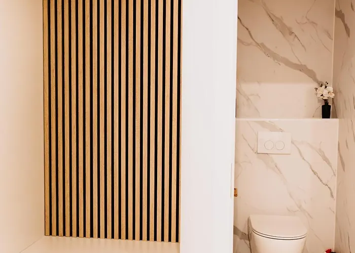 Centre Bayview + Free Parking Apartment *